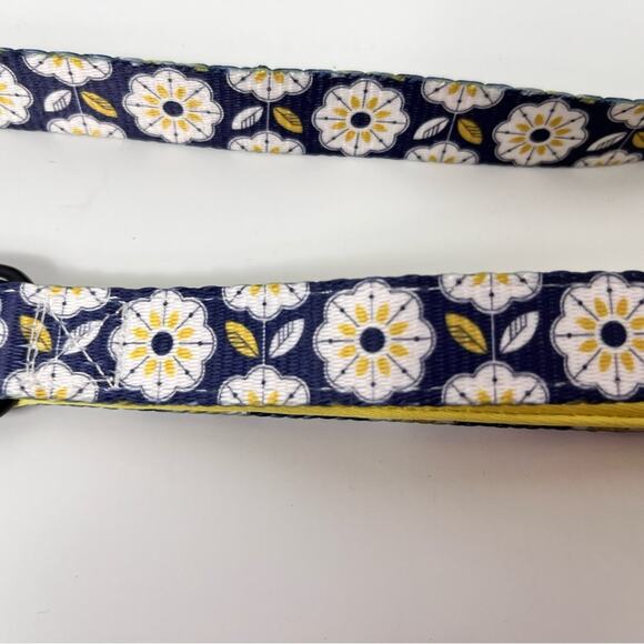 Dog Leash Daisy Print Blue Yellow White SZ MED Barkpaws NWOT Neoprene 4.75 ft - Picture 3 of 5
